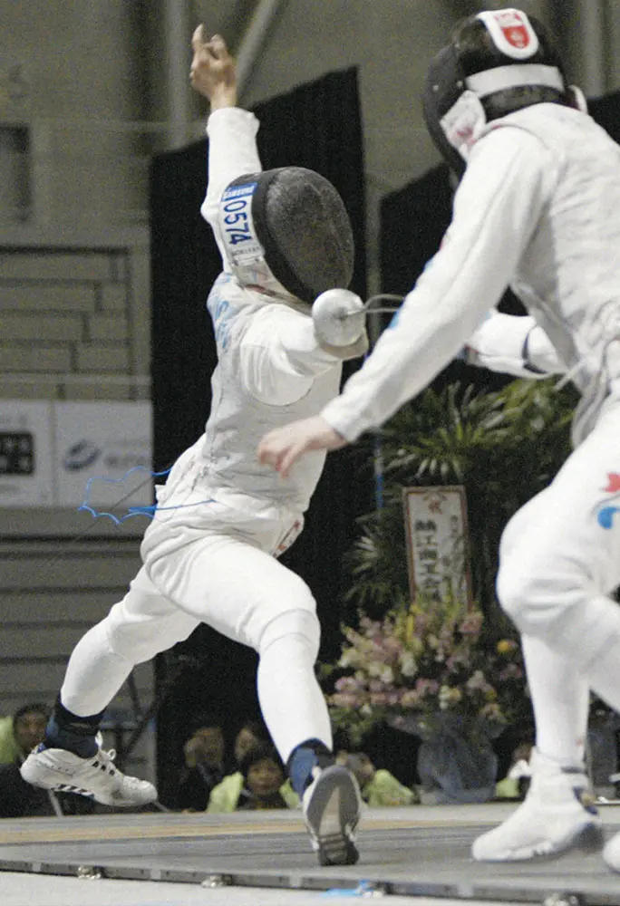 04年福井大会男子フルーレ準決勝で韓国の朴喜卿（右）を攻める山口徹