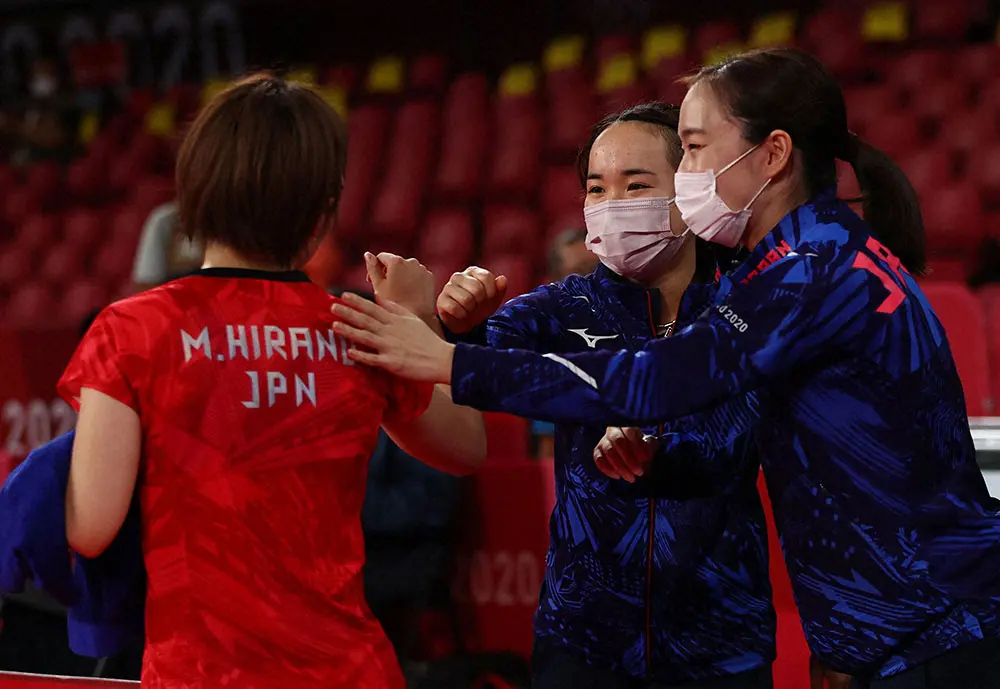 女子団体準々決勝、第3試合で平野（左）を労う伊藤（中央）と石川（ロイター）