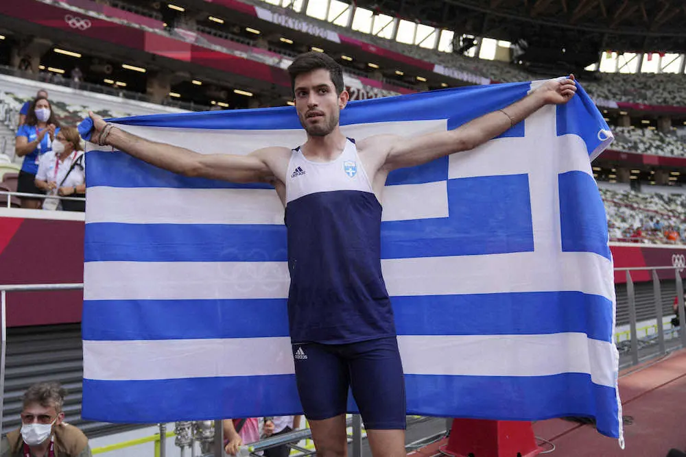 男子走り幅跳び決勝で劇的な金メダルを獲得したギリシャのテントグル（AP）