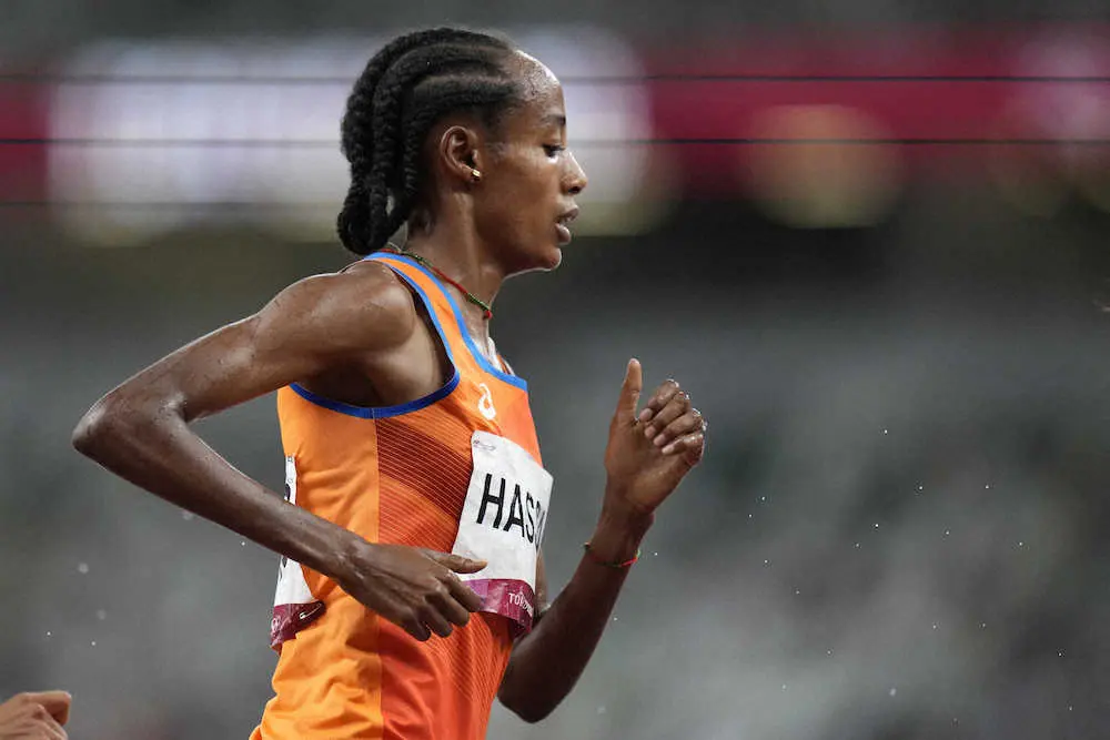 女子5000メートルで優勝したオランダのハッサン（AP）