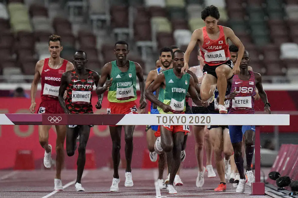 男子3000メートル障害で日本人初の7位入賞となった三浦（右）（AP）