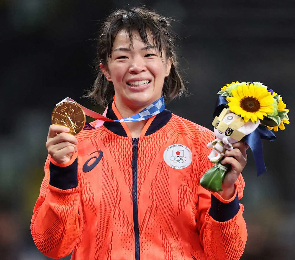 ＜レスリング　女子57キロ級決勝＞金メダルを手に笑顔の川井梨紗子（撮影・北條　貴史）