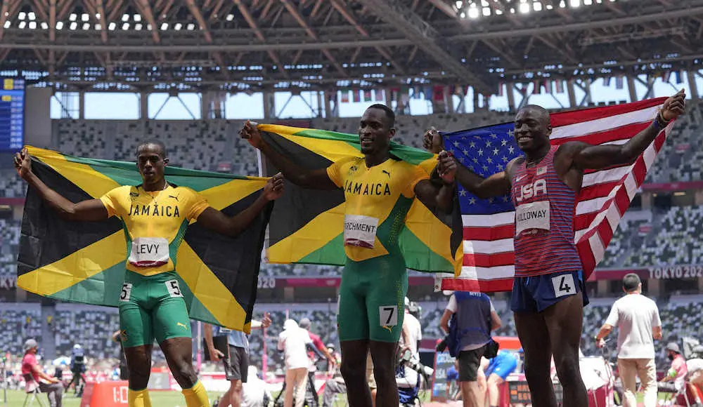 男子110メートル障害で優勝したジャマイカのパーチメント（中央）と2位となった米国のホロウェイ（AP）