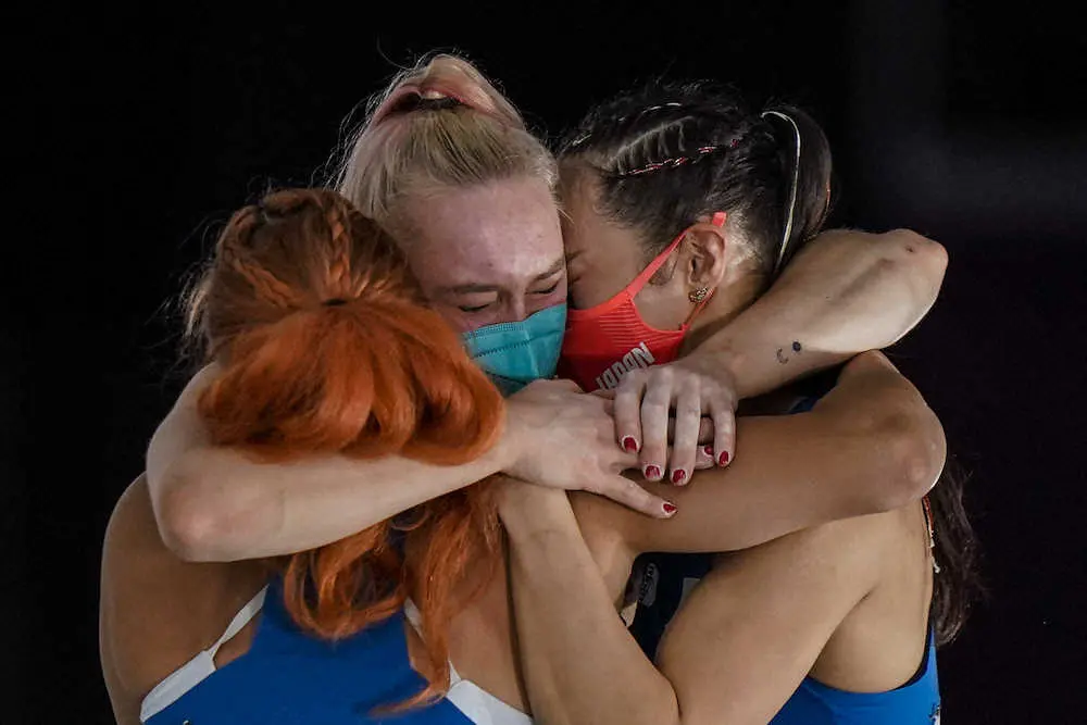 スポーツクライミング女子複合決勝で、銀メダルを獲得した野中生萌（左）は、銅メダルの野口啓代（右）と、優勝したヤンヤ・ガルンブレトと抱き合って喜ぶ（AP）