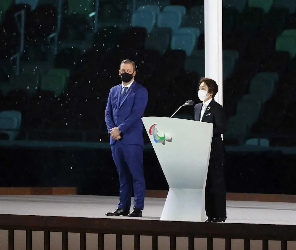 ＜パラリンピック開会式＞スピーチを行う橋本会長。左はIPCパーソンズ会長（撮影・木村　揚輔）