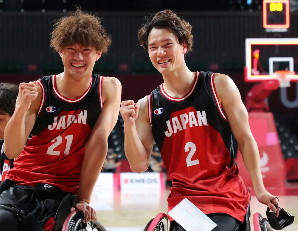 ＜車いすバスケ　日本・コロンビア＞勝利し、笑顔でガッツポーズする高松（左）と鳥海（撮影・木村　揚輔）