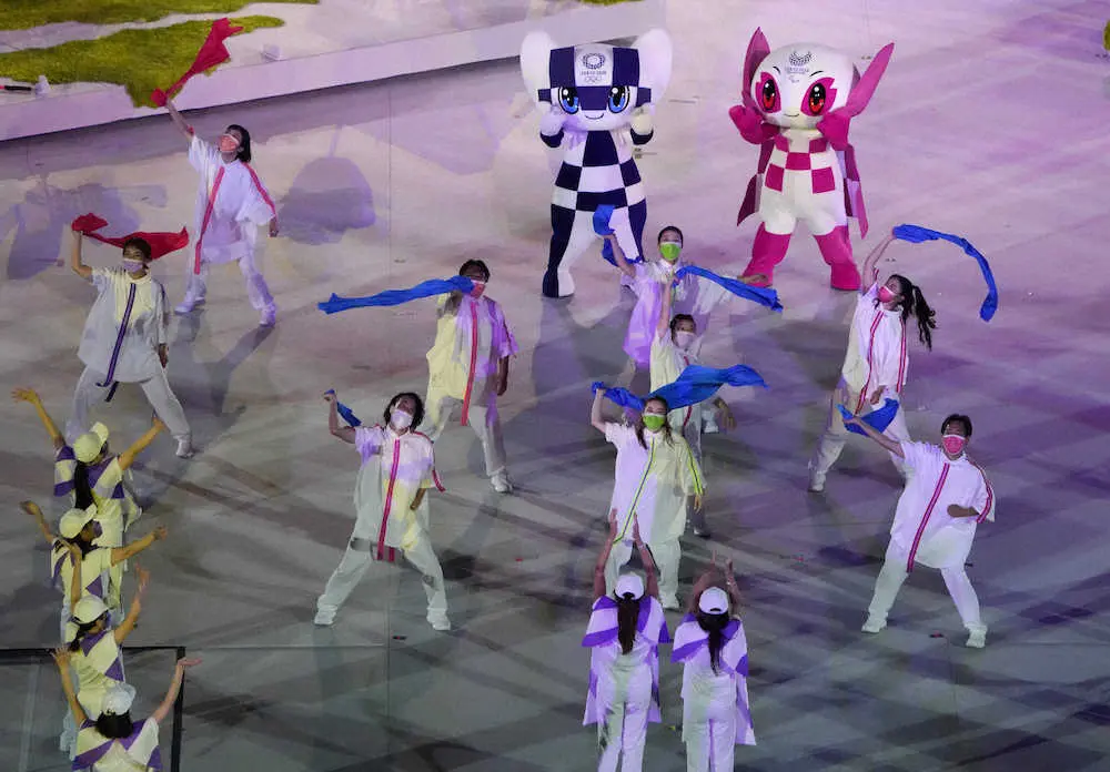 東京パラリンピック閉会式でパフォーマンスを行うミライトワ（奥左）とソメイティ（AP）