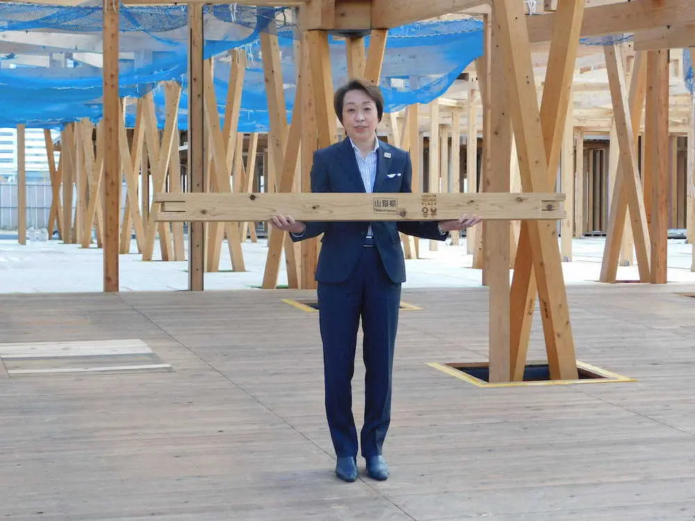 東京五輪・パラリンピック選手村ビレッジプラザで使用された木材を手に記念撮影に応じる大会組織委員会の橋本聖子会長