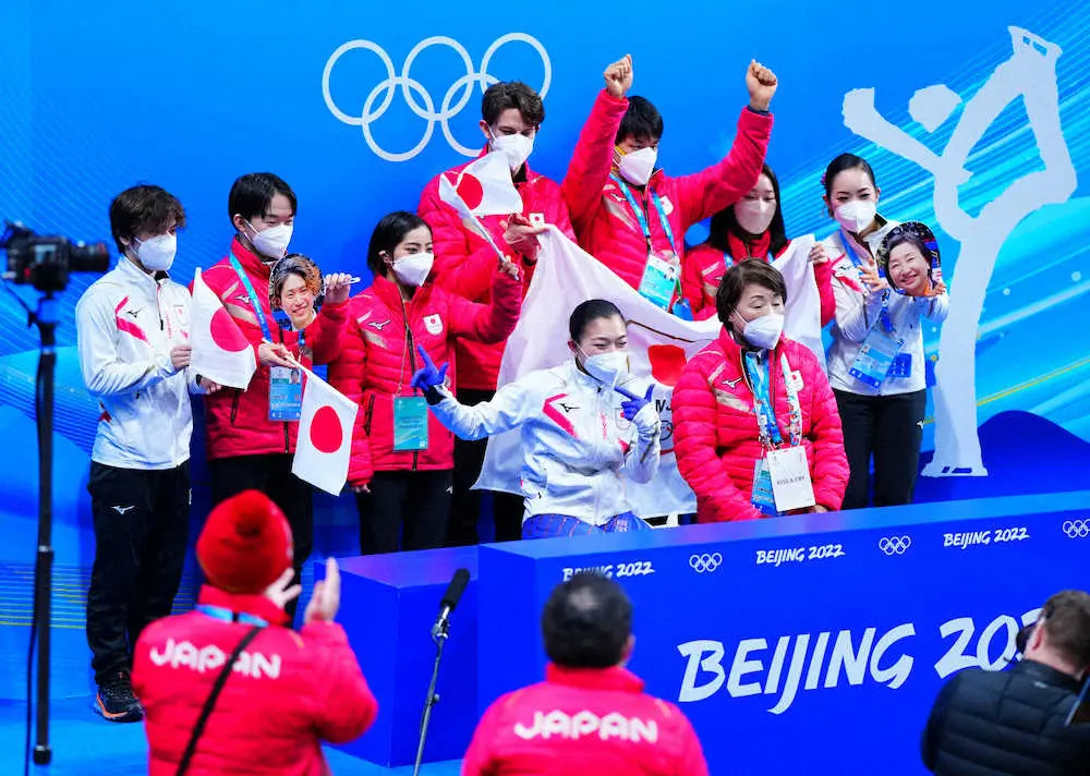 ＜北京五輪・フィギュア団体戦＞女子フリー、演技を終え笑顔の坂本花織（手前左）と日本チーム（撮影・小海途　良幹）