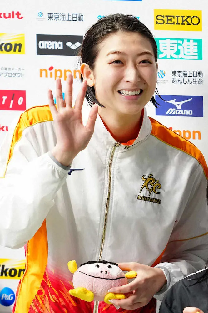 女子100メートルバタフライで優勝し、表彰式で笑顔で手を振る池江（撮影・会津　智海）