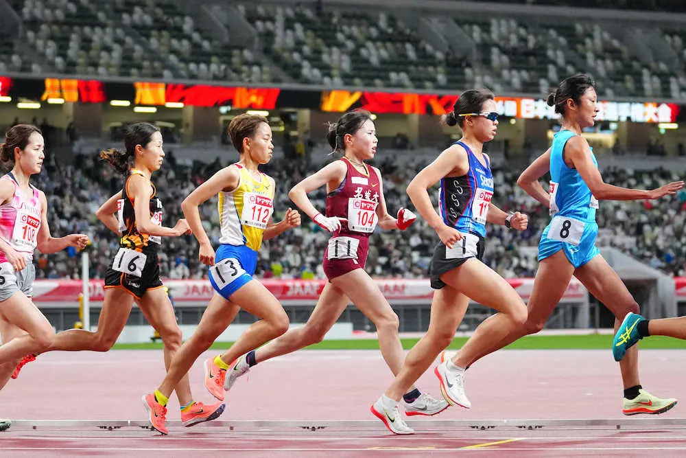 ＜第106回日本陸上競技選手権大会＞女子10000メートル、力走する小林（中央）ら（撮影・会津　智海）
