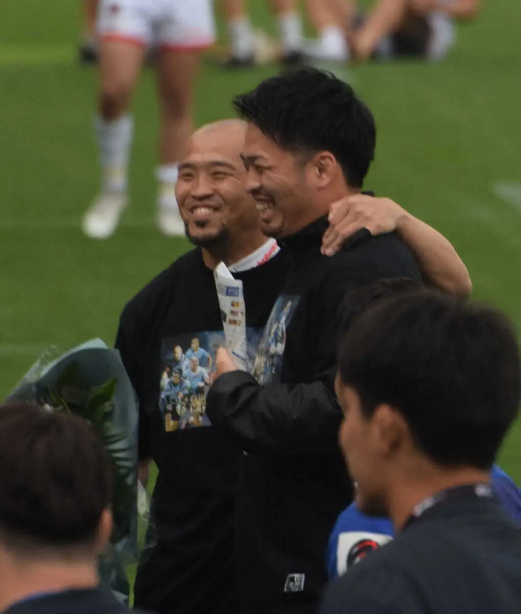 ＜静岡BR・三重＞静岡BRの矢富勇（左）は、チーム公式戦通算150試合を達成し、弟・矢富洋の祝福に笑顔