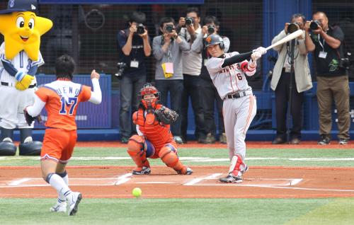 ＜横・巨＞始球式で女子ソフトボール・上野の投球を打ち返す巨人・坂本