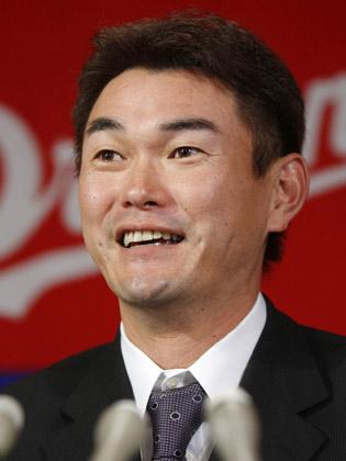 契約更改を終え、記者会見で笑顔を見せる中日の岩瀬仁紀投手