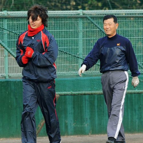 母校の横浜高で自主トレーニングをする西武・涌井。右は恩師の渡辺元智監督