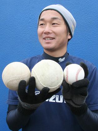 石川が使用した（左から）通常のソフトボール、大きなソフトボール、硬球