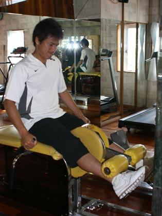 沖縄・宮古島で自主トレを行っているレンジャース・福盛。ウエートトレーニングでコンディションづくり