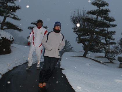 雪景色のゴルフコースを西武・涌井が、同僚の藤原（左）を引き連れランニング