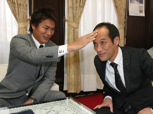 宮崎県庁を訪れた福盛（左）は縁起がいいとされる東国原知事のおでこを触る