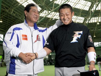 日本ハムのキャンプを訪れ、中田（右）と握手する野球日本代表の星野監督