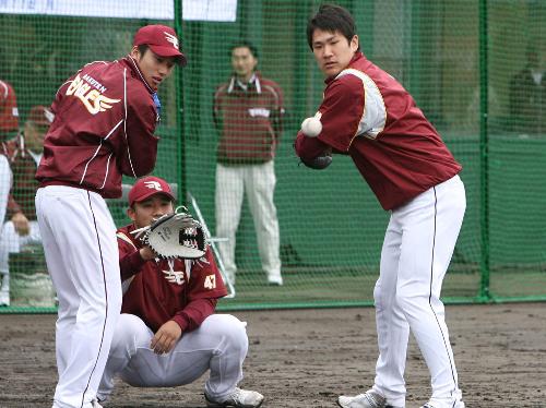 練習後の少年野球教室前に、長谷部（左）田中（右）は左右量打席に入る