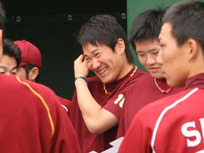 試合終了後のミーティングで、楽天・田中は笑みを見せる