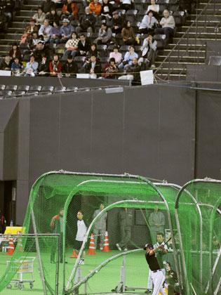 練習が公開され、ファンが見守る中、打撃練習をする日本ハム・中田（右下）