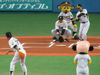 始球式で投手を阪神・星野ＳＤ（左）、捕手を田淵氏（中）、そして打者を岡田監督が務めた