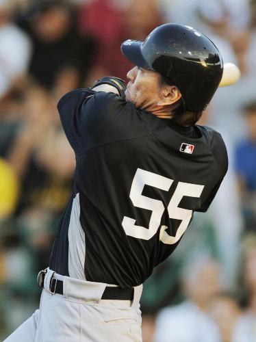 パイレーツ戦の２回、右翼線二塁打を放つヤンキースの松井秀
