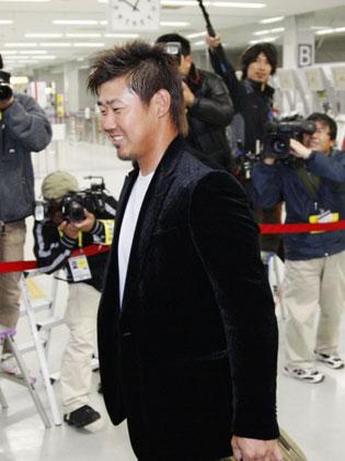 米大リーグの日本開幕シリーズに出場するため、羽田空港に到着したレッドソックスの松坂