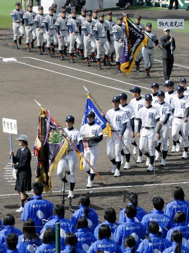 選抜高校野球大会開会式のリハーサルで入場行進する常葉学園菊川ら各校の選手