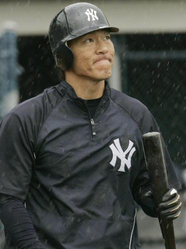 試合前の打撃練習で、雨の降る中、空を見上げるヤンキースの松井秀
