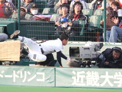 ＜城北・安房＞８回、打球を追って三塁手・佐藤がカメラマン席に飛び込む