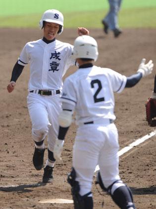 ＜駒大岩見沢・成章＞４回表２死一塁、成章・倉内の左越え二塁打で一塁走者の小川が先制のホームイン