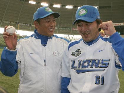 ＜西・オ＞監督初勝利のウイニングボールを手にする渡辺監督（左）と勝利投手となった石井一