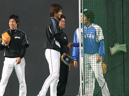 ＜日本ハム・西武＞試合前の練習中にダルビッシュ（左）は涌井から長男誕生の祝福を受ける