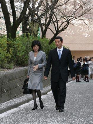 長男・真樹さんの入学式を終え桜舞う校内を歩く桑田氏と真紀夫人