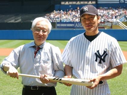 ２００４年５月、マリナーズ戦の始球式に臨む加藤良三駐米大使（左）に記念のバットを渡すヤンキースの松井秀