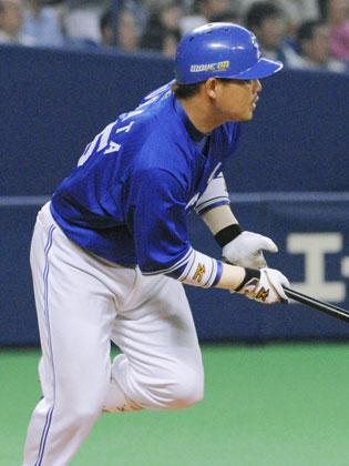７回横浜２死一塁、村田が左中間に勝ち越し二塁打を放つ