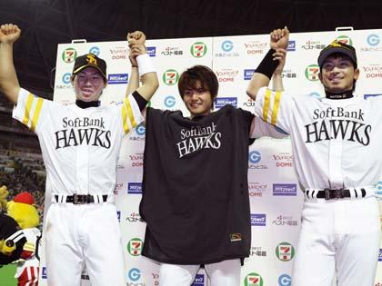 お立ち台でガッツポーズするソフトバンク投打のヒーロー。（左から）先制打の長谷川、２勝目を挙げた杉内、４打点の松田