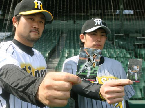 交流戦でファンにプレゼントされるトレーディングカードを手にする安藤（左）と岩田