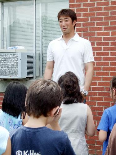 日本人補習校を訪問し、子どもたちの質問に答えるロイヤルズの薮田