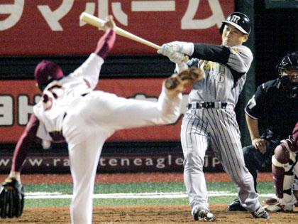 ５回阪神１死一、三塁、金本が右越えに３ランを放つ。投手永井