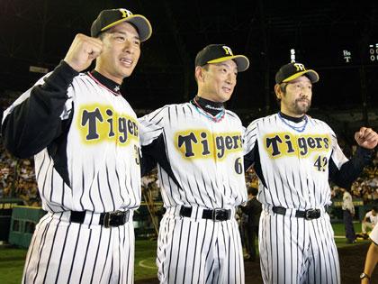 ５連勝を飾りファンの声援に応える阪神の（左から）矢野、金本、下柳