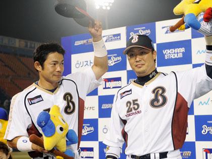 日本ハムに勝利し、ファンの声援に応える横浜の仁志（左）と村田