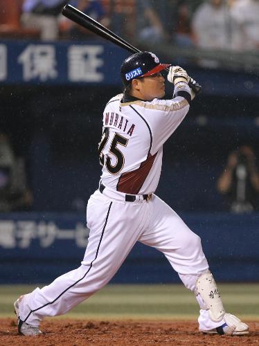 ＜横浜・日本ハム＞５回１死二塁、村田は１５０号となる右越え本塁打を放つ