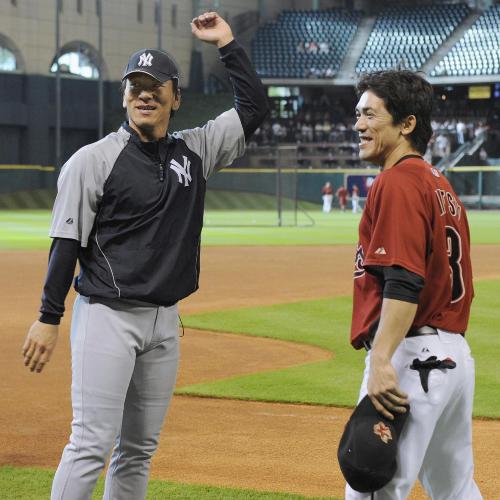 試合前に談笑するヤンキース・松井秀（左）とアストロズ・松井稼