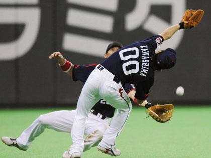 １０回日本ハム無死一塁、スレッジの飛球を三塁手川島慶（００）と左翼手福地が交錯し、安打となる