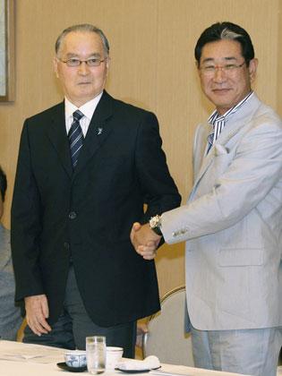 北京五輪野球の代表編成委員会に出席した、元巨人監督の長嶋茂雄氏と握手する星野監督