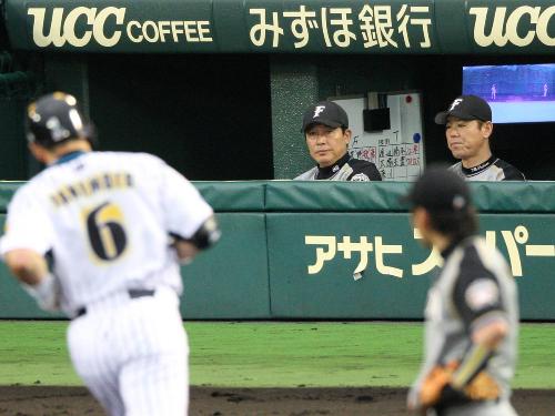 ＜阪神・日本ハム＞４回、金本に本塁打を打たれ、厳しい表情の梨田監督